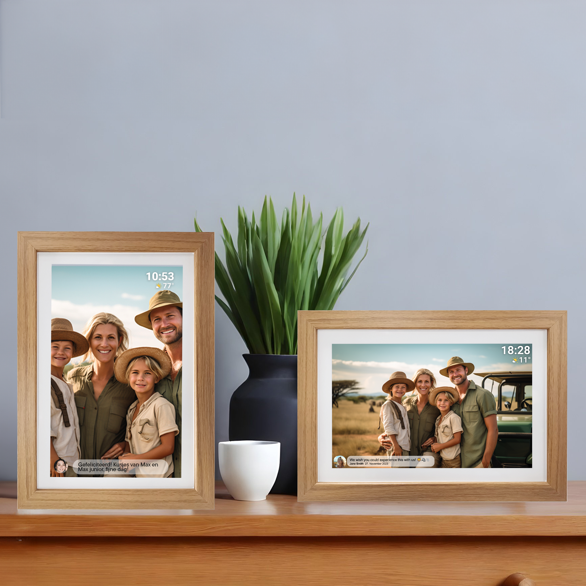 Dwie cyfrowe ramki na zdjęcia na drewnianym stole, wyświetlające zdjęcia rodzinne. Wazon z zielenią.