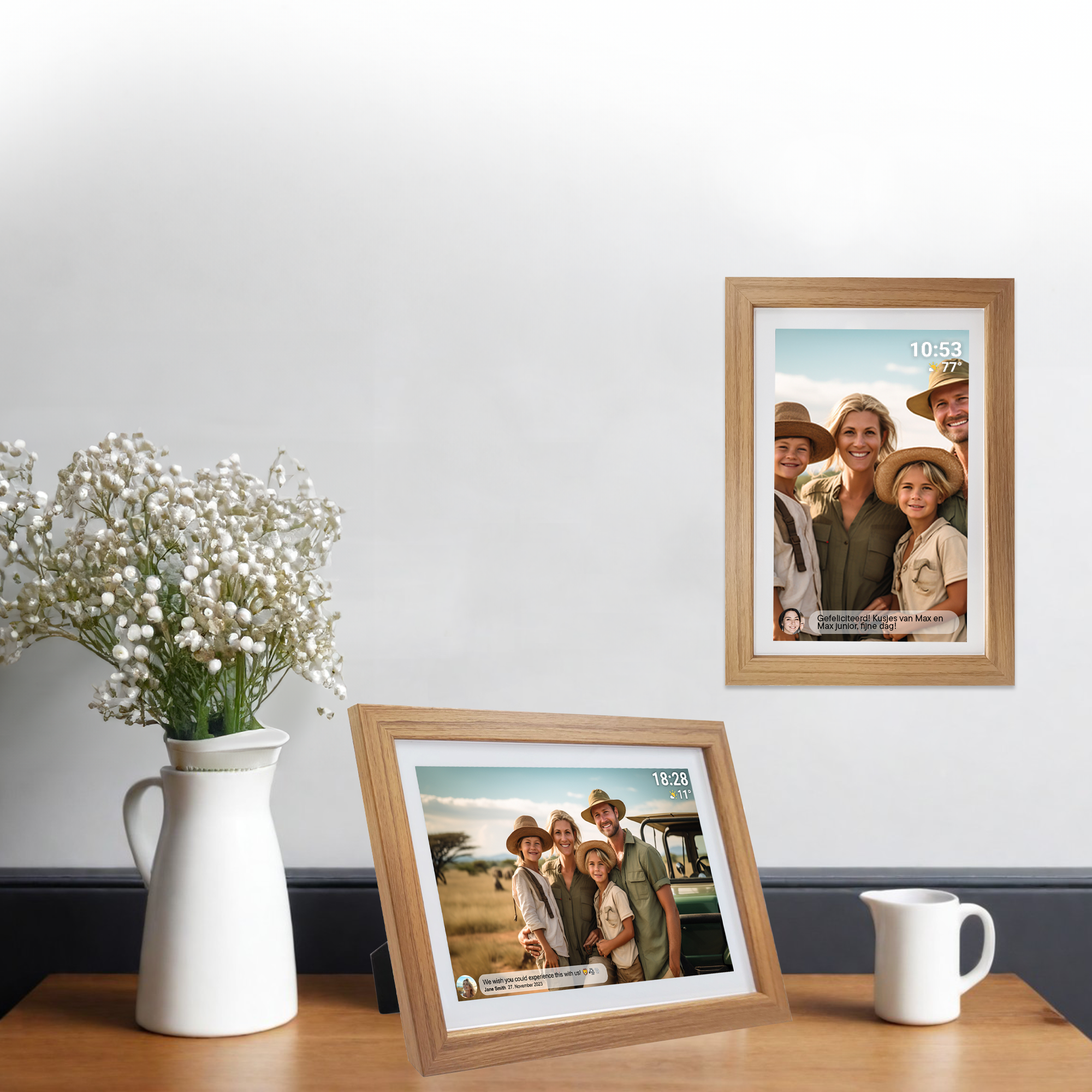 Dwie ramki ze zdjęciami rodzinnymi. Tło: biała ściana, wazon i dzbanek.