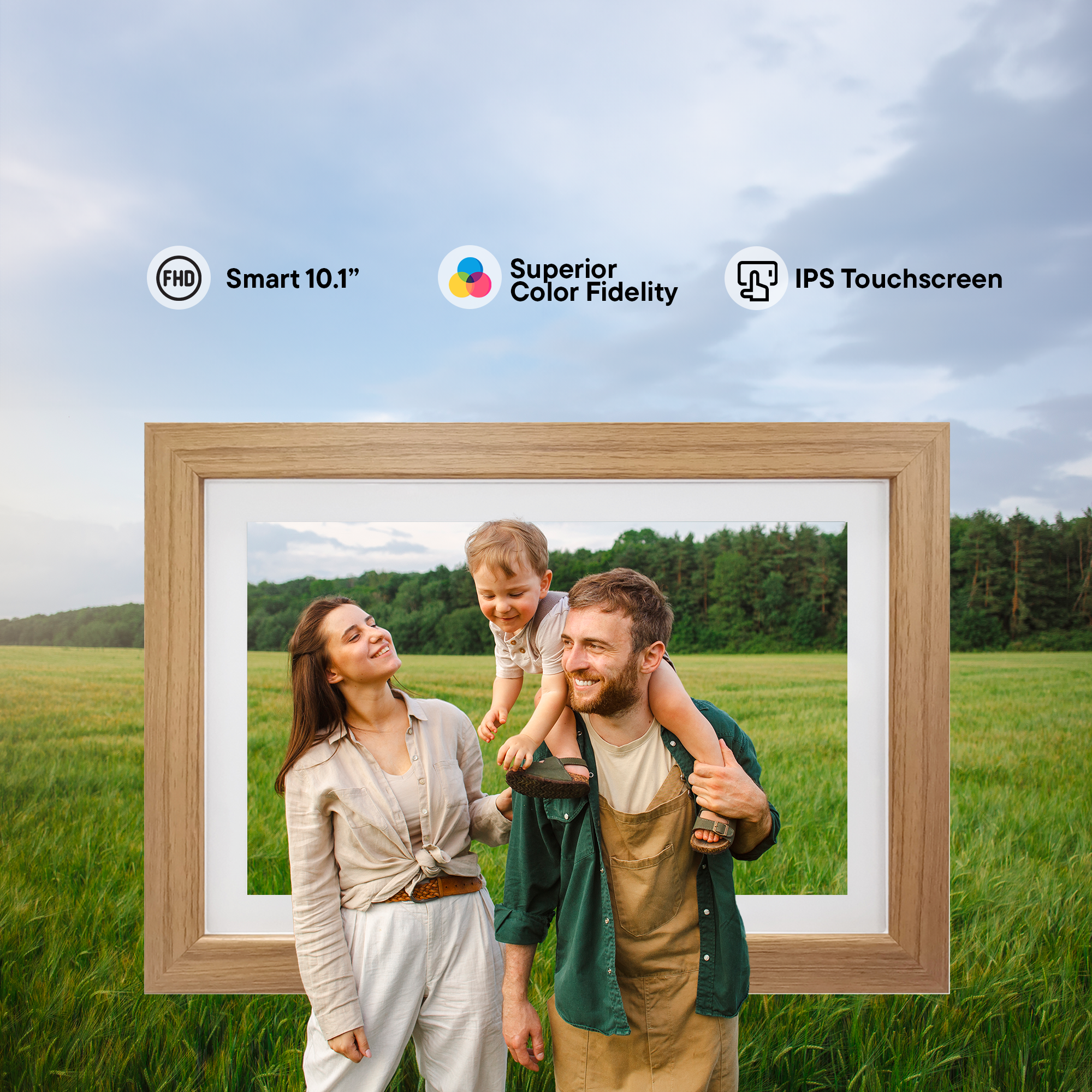 Rodzina w ramce na zielonym polu z niebieskim niebem w tle.