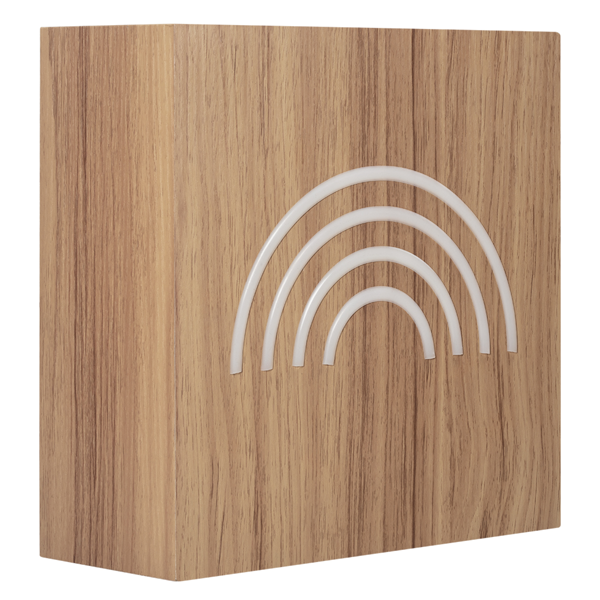 Houten blok met een regenboogvormig ontwerp erin gesneden. De regenboog is gemaakt van witte bogen.