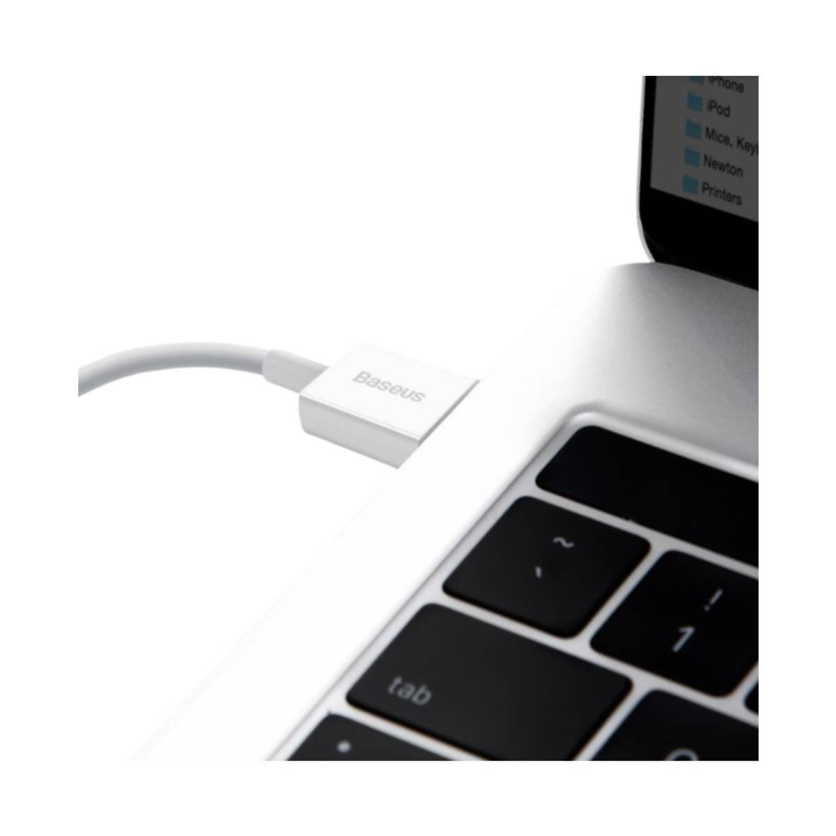 Białe złącze Baseus podłączone do srebrnego laptopa.
