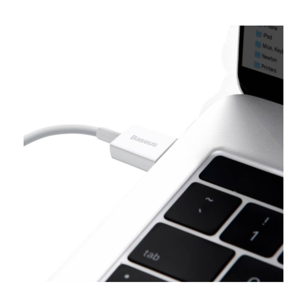 Biały adapter Baseus podłączony do portu USB-C laptopa.