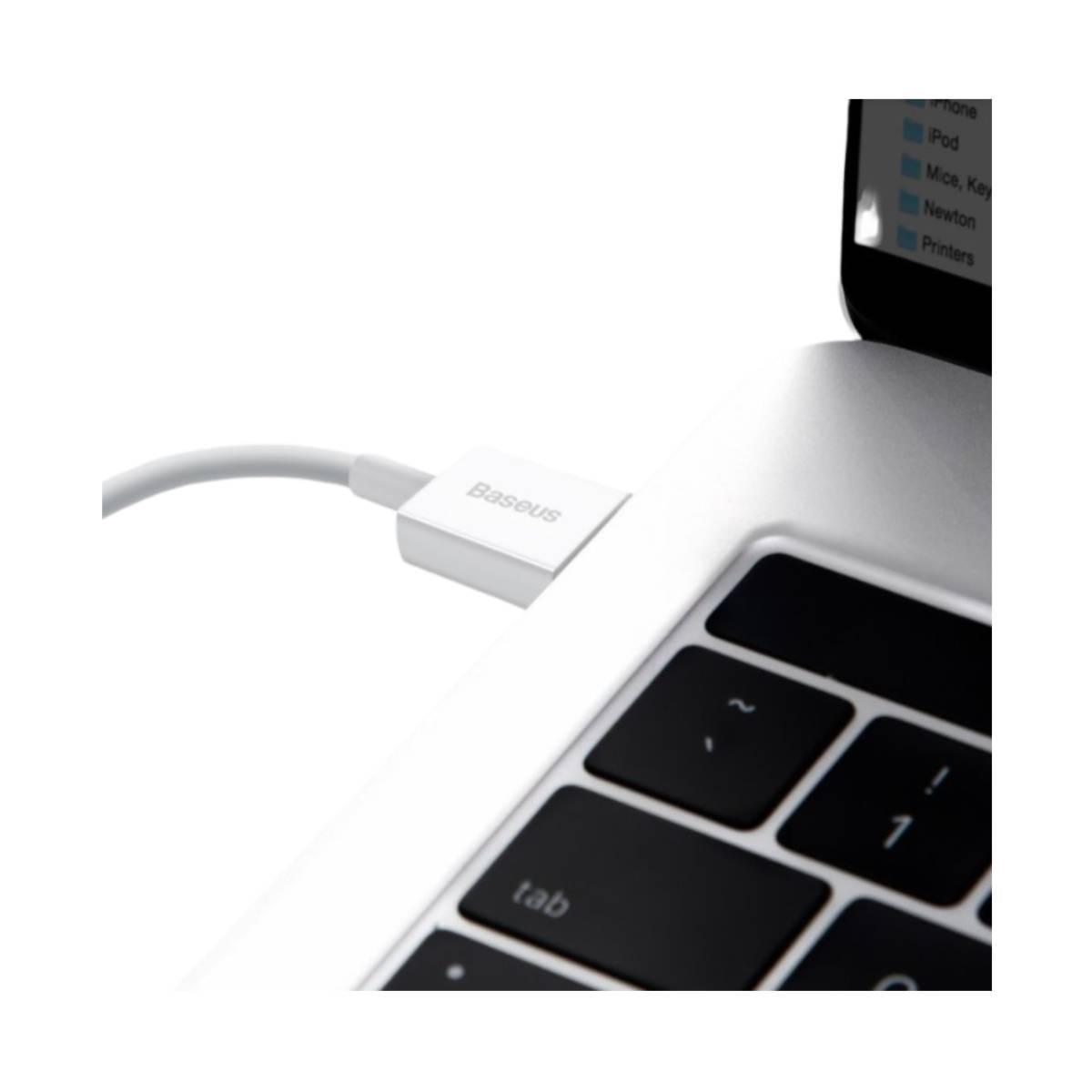 Białe złącze USB-C podłączone do laptopa, klawiatura na pierwszym planie.