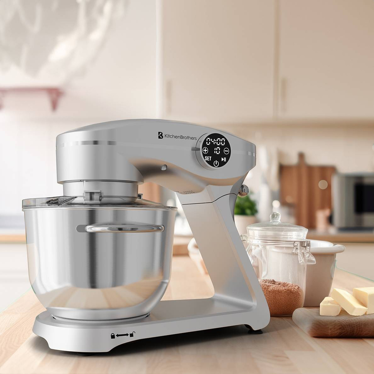 Zilveren keukenmixer op een houten aanrecht. Boter en ingrediënten in de buurt.