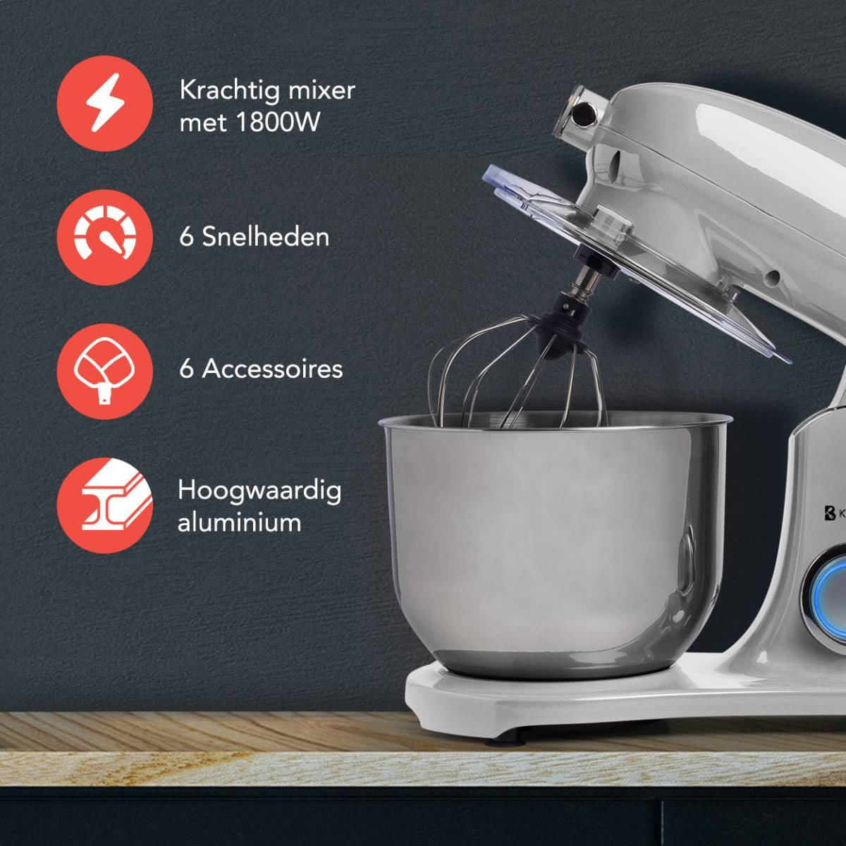 Zilveren keukenmixer met pictogrammen die vermogen, snelheid, accessoires en aluminiumkwaliteit tonen. Op hout.