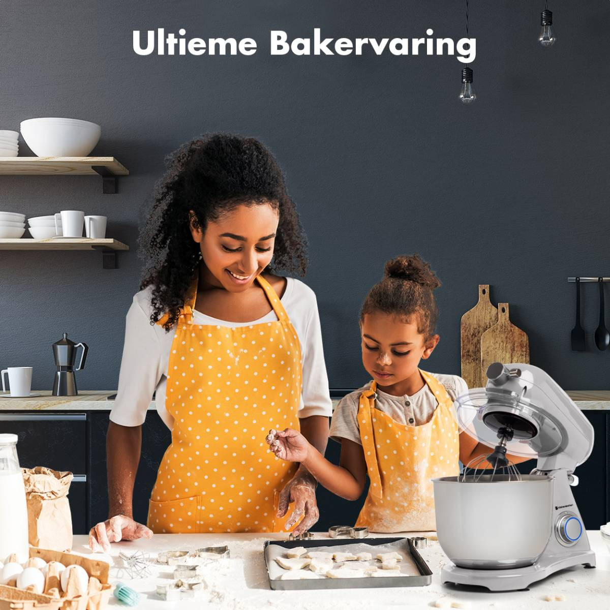 Vrouw en kind in schorten bij een mixer, bereiden deeg. Keuken met tekst: 'Ultieme Bakervaring'.