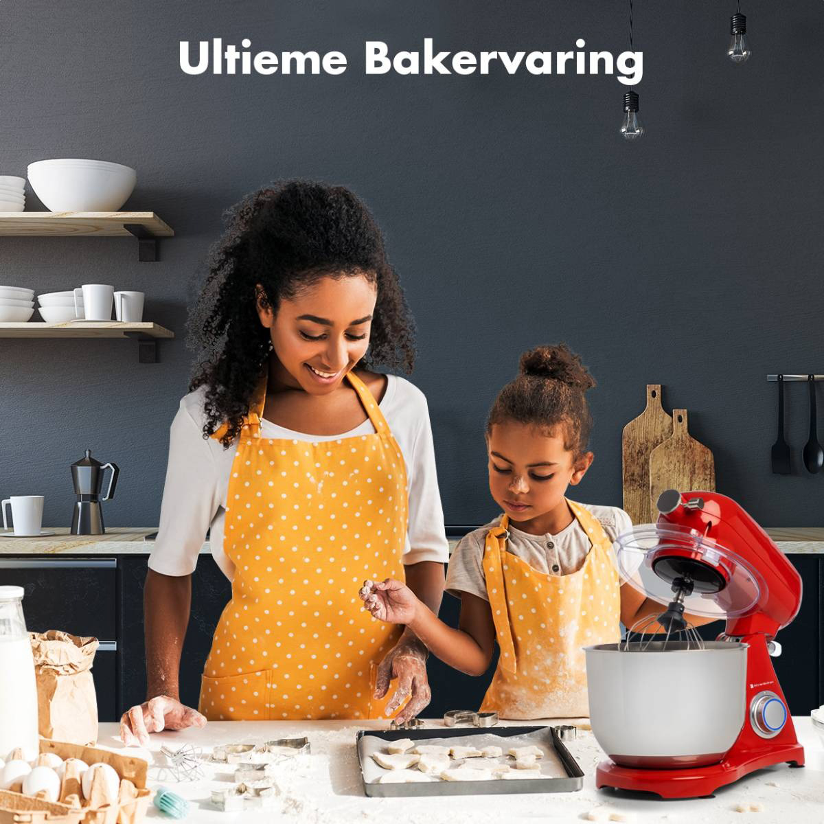 Een vrouw en een meisje bakken met een rode Kitchen Brothers mixer in een keuken.