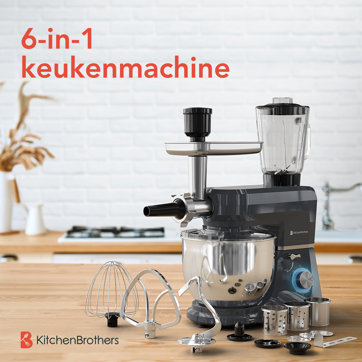Un batteur sur socle gris foncé avec des accessoires. Un blender est posé sur le dessus. Le logo Kitchen Brothers est au premier plan.