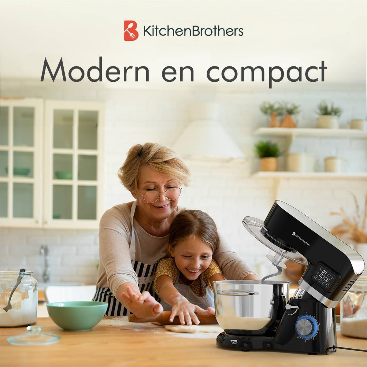Grootmoeder en kleindochter gebruiken een keukenmixer. Keuken. Modern en compact.