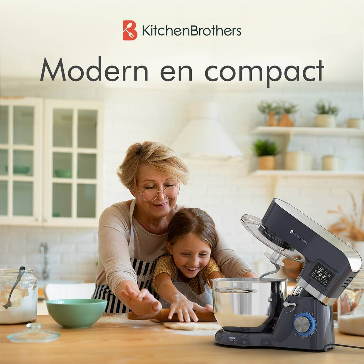 Une femme et une fille utilisent un mixeur noir dans une cuisine, en étalant de la pâte.