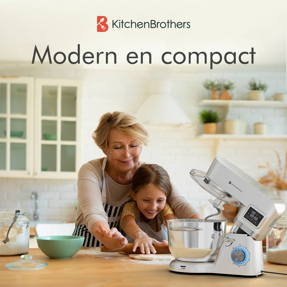 Grootmoeder en kleindochter werken met deeg met een zilveren KitchenBrothers mixer.