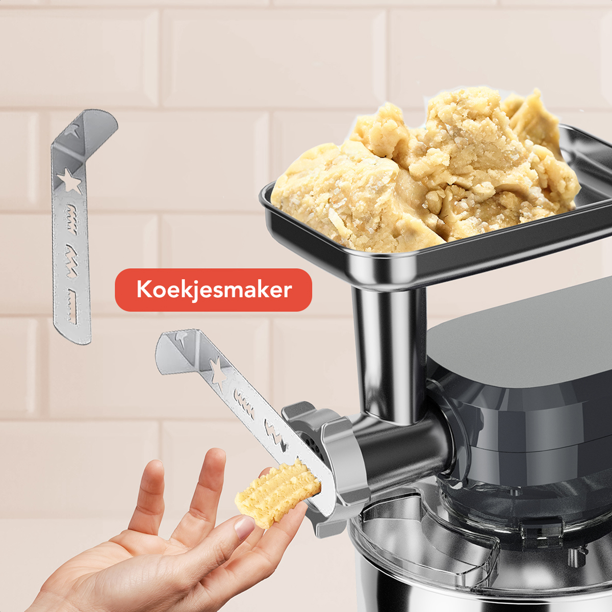 Une main utilisant un accessoire pour faire des biscuits sur un mixeur, avec un tas de pâte à biscuits en arrière-plan.