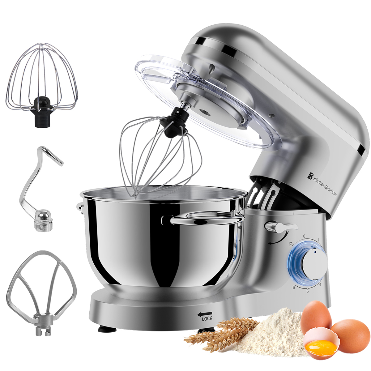 Een zilveren mixer met opzetstukken en ingrediënten: eieren, bloem en tarwe. De mixer staat op een wit oppervlak.