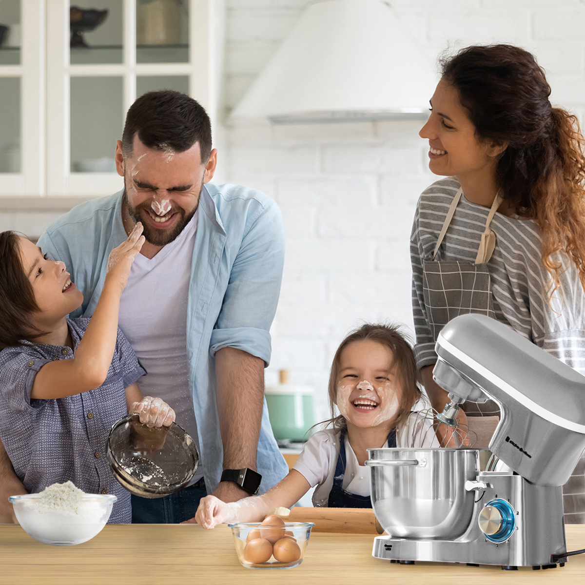 Familie die plezier heeft met samen bakken, met bloem op hun gezichten en een mixer.