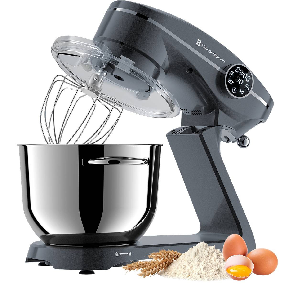 Un mixeur Kitchen Brothers gris avec un fouet dans le bol, des œufs, de la farine et du blé.