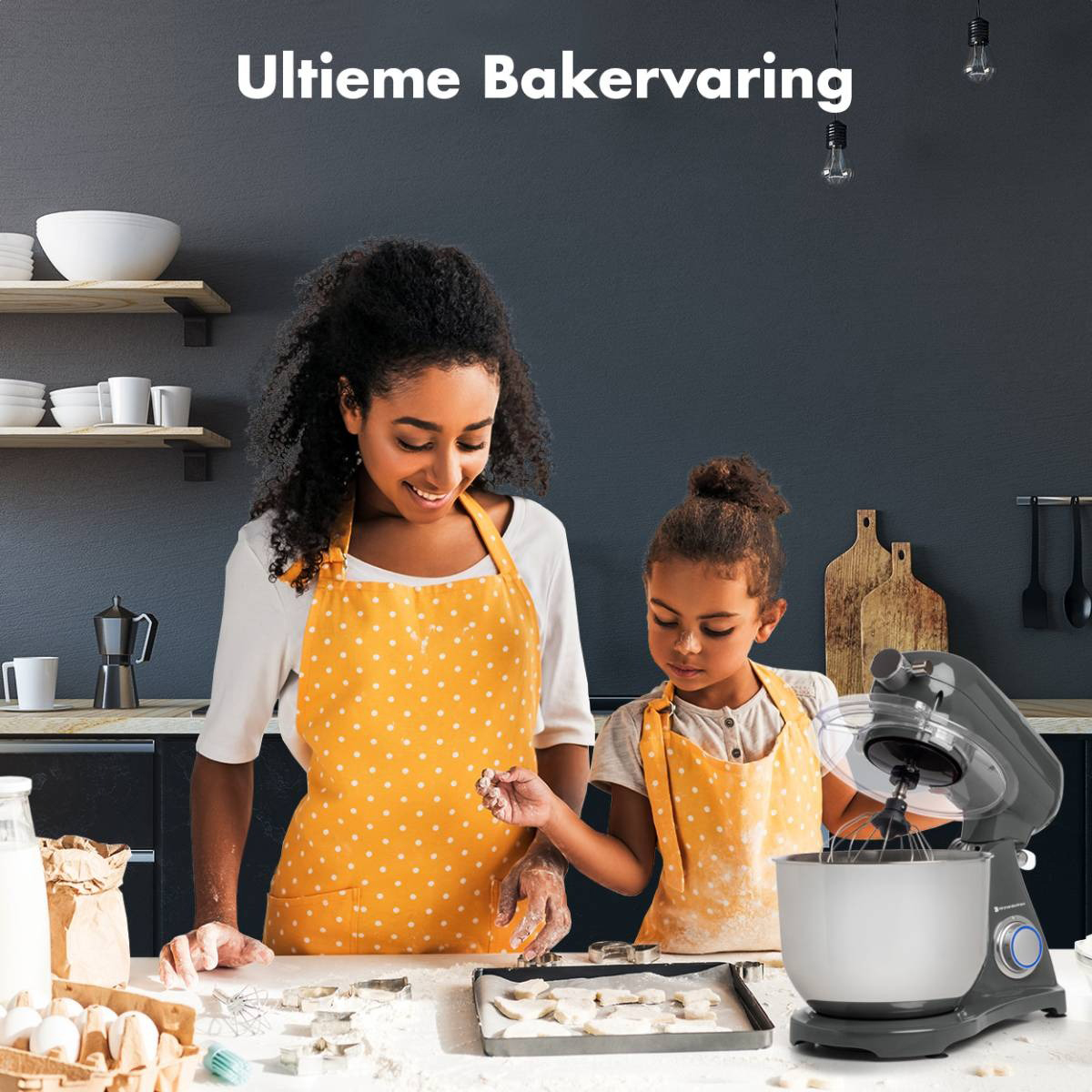 Femme et enfant cuisinant avec un mixeur. Farine sur la table et fond sombre avec luminaires.
