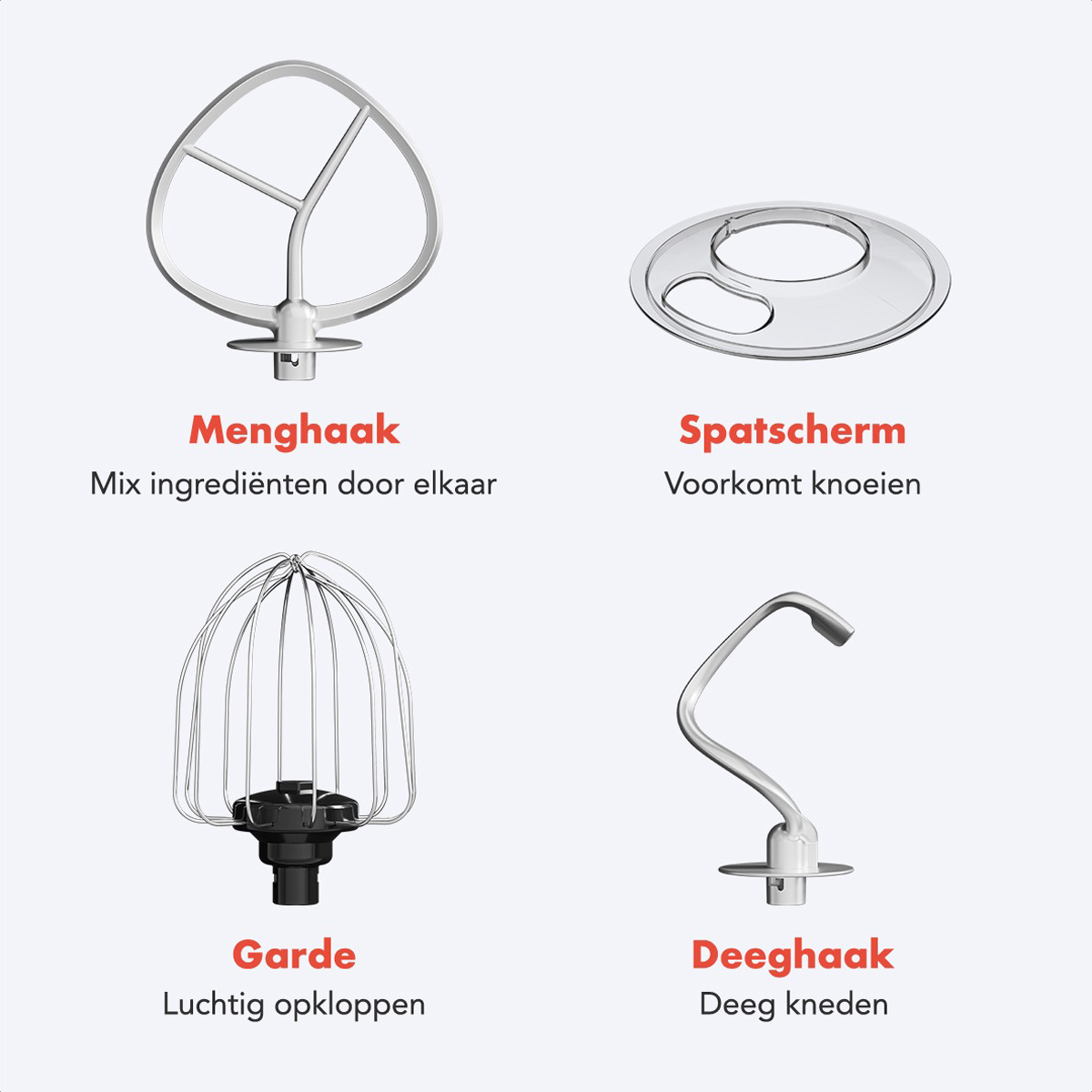 Close-up van vier opzetstukken voor een keukenmixer: een haak, een spatbescherming, een garde en een deeghaak.