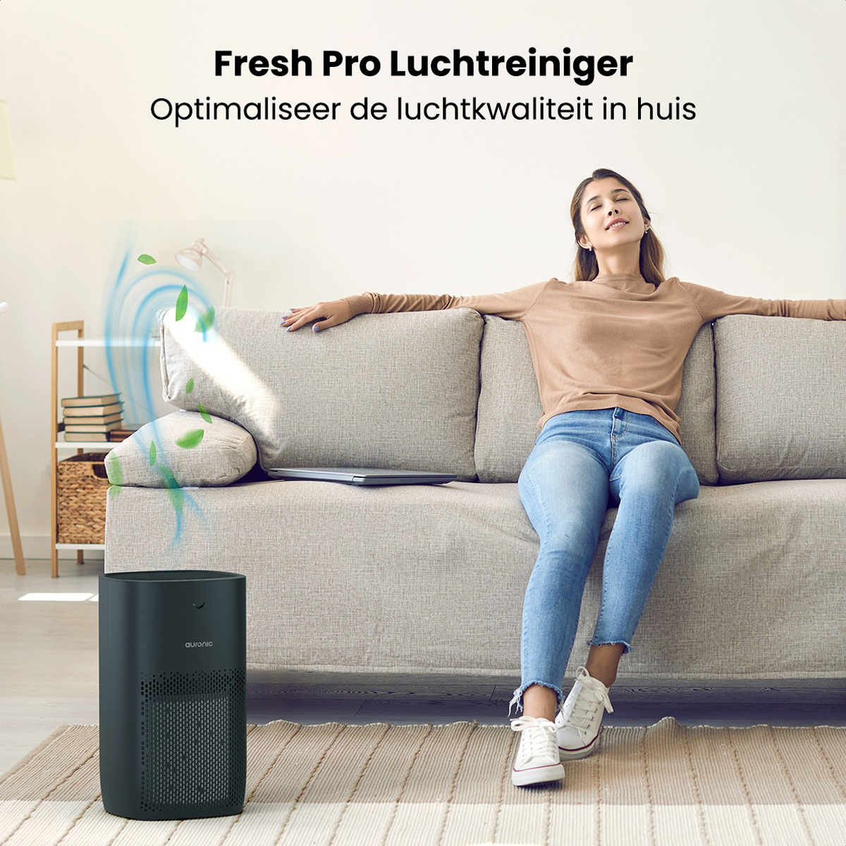 Femme se relaxe sur un canapé près d'un purificateur d'air. Texte: Optimiser la qualité de l'air.