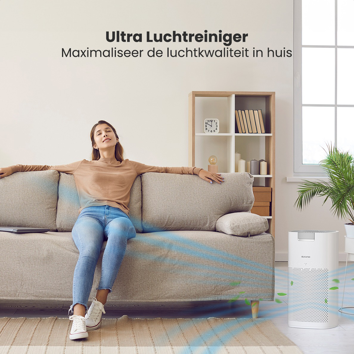 Frau entspannt auf Sofa, Luftreiniger. Text: 'Ultra Luftreiniger'. Weiße Wände.