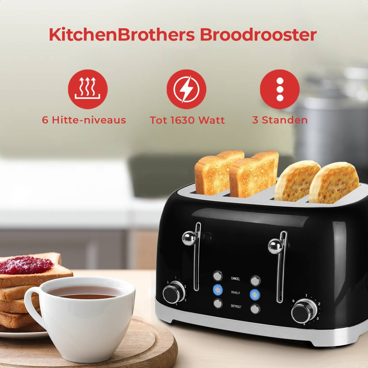 Zwarte broodrooster met toast en accessoires. Toont brood, jam en een kop thee op een houten oppervlak.