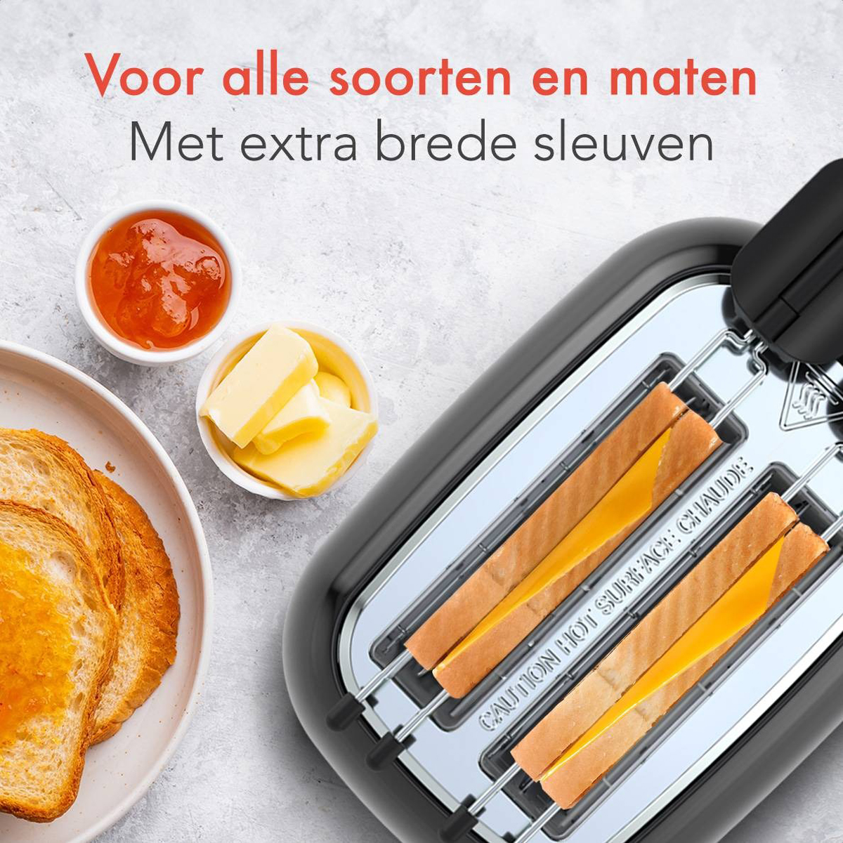 Grille-pain avec toasts, beurre et confiture. Le toast est doré. Le beurre et la confiture sont dans des petits bols blancs.
