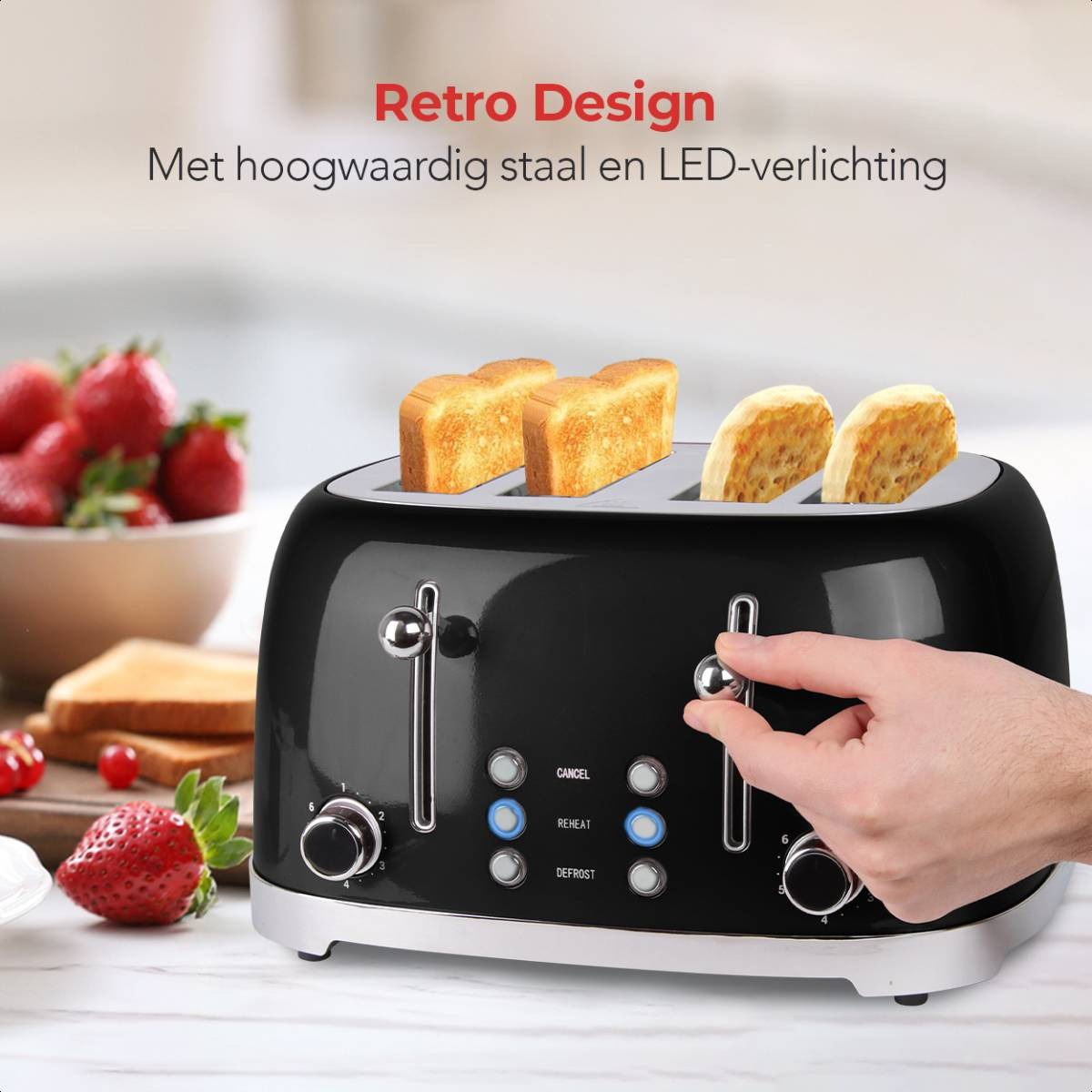 Een zwarte retro broodrooster met toast. Een hand draait aan een draaiknop. Aardbeien en brood links.