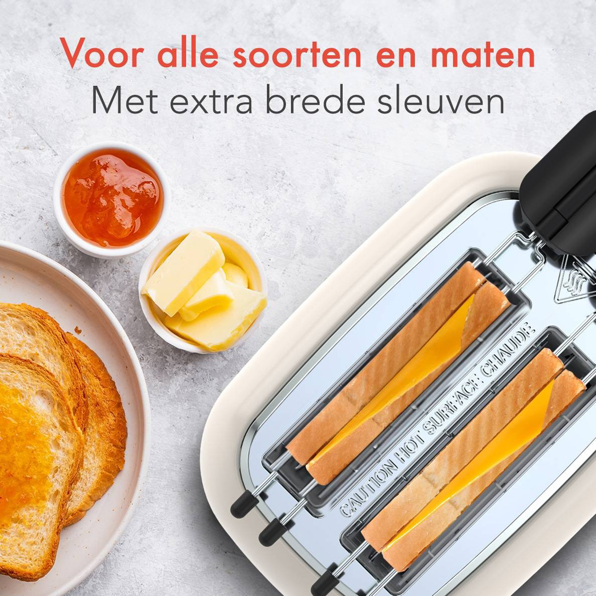 Grille-pain avec toasts et accessoires. Montre des toasts au fromage et de la confiture avec du beurre dans des bols.