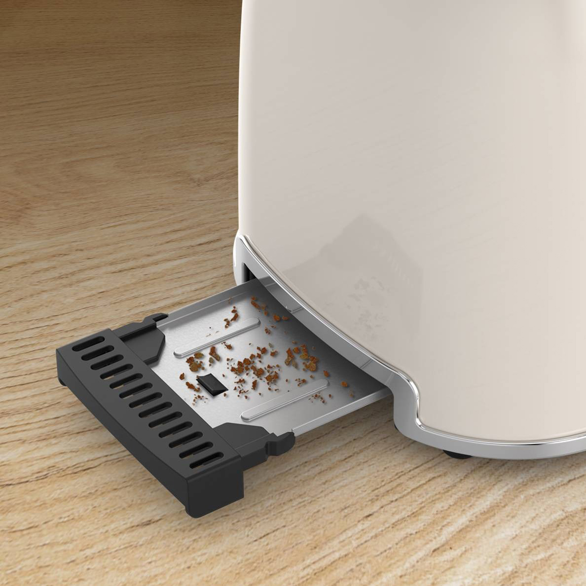 Gros plan sur un grille-pain beige avec des miettes dans le ramasse-miettes sur une surface en bois.