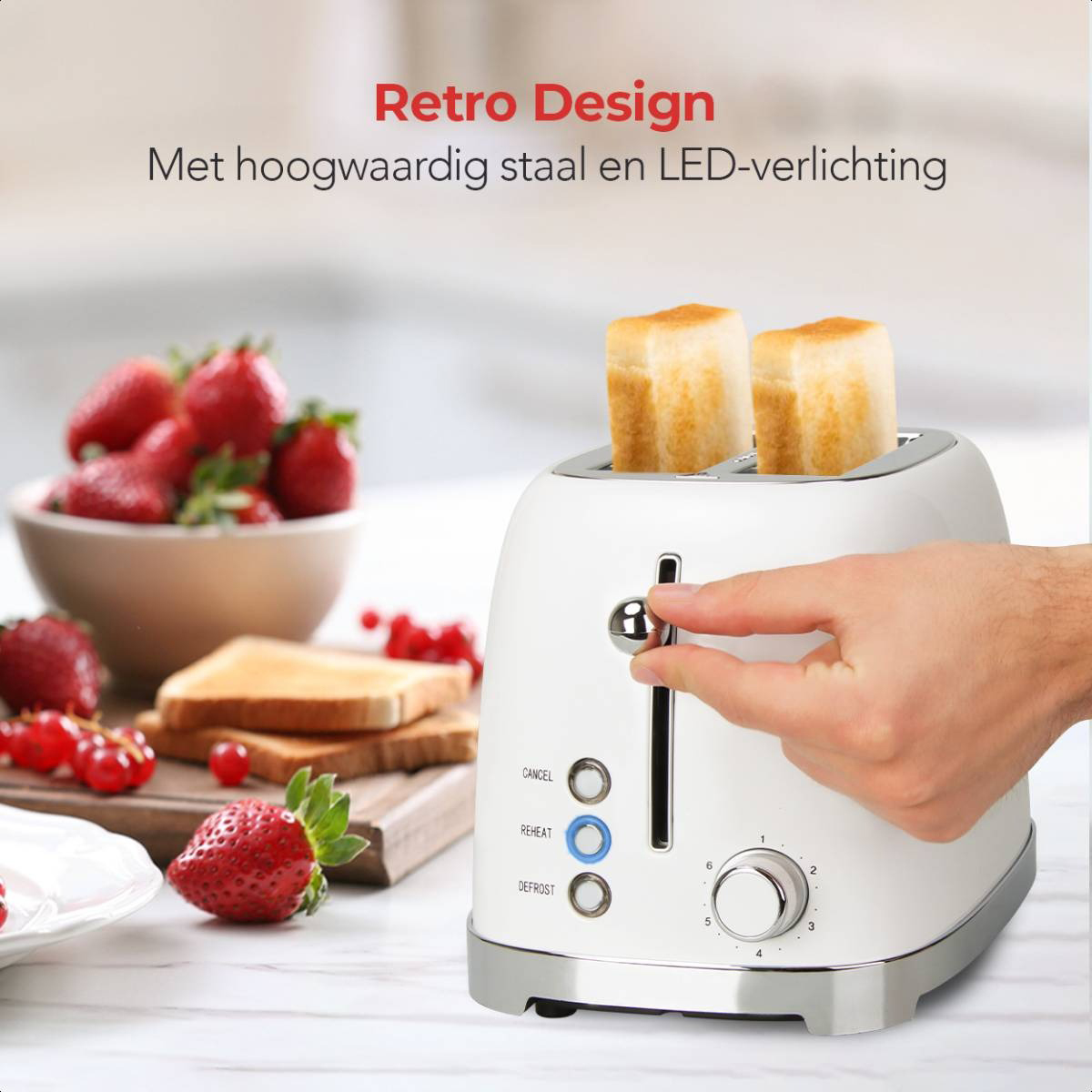 Weißer Toaster mit Toast. Hand stellt Drehknopf ein, Erdbeeren und Johannisbeeren im Hintergrund.