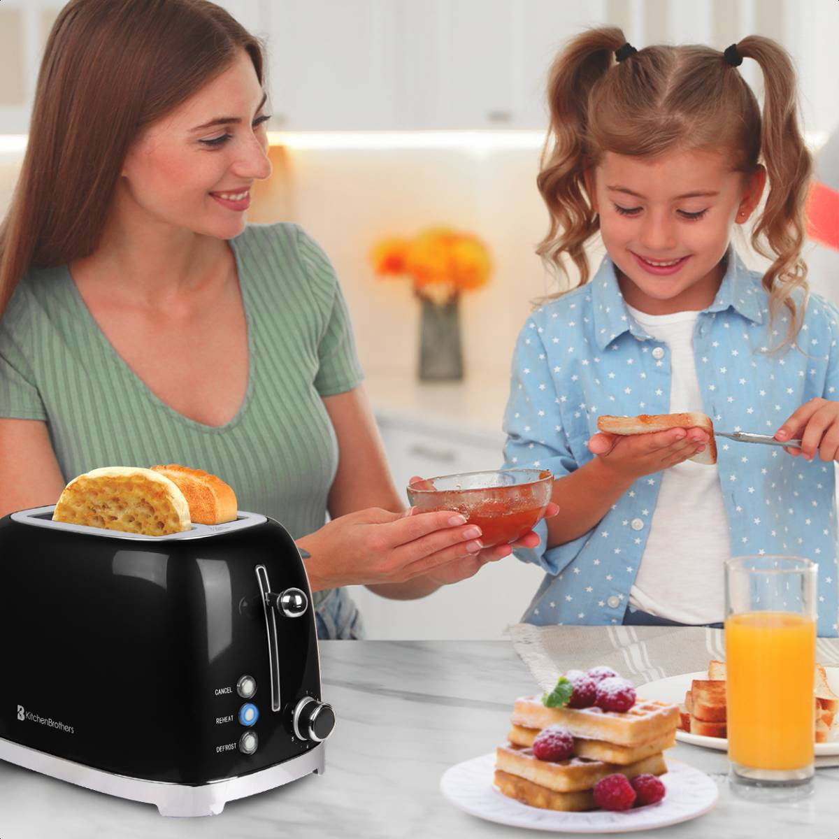 Eine Frau und ein Mädchen toasten. Toaster, Toast, Marmelade, Waffeln und Saft auf der Theke.
