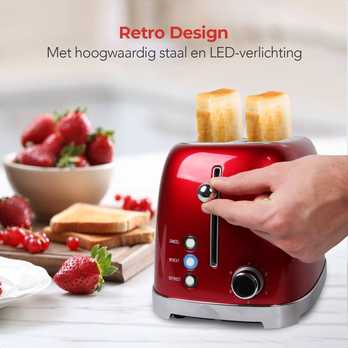 Roter Toaster mit Toast und Erdbeeren. Ein Mann drückt den Hebel am Toaster herunter.
