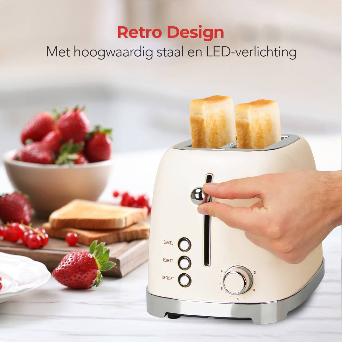 Retro-Creme-Toaster mit Toast. Erdbeeren und Johannisbeeren sind in der Nähe. Eine Hand dreht den Drehregler.