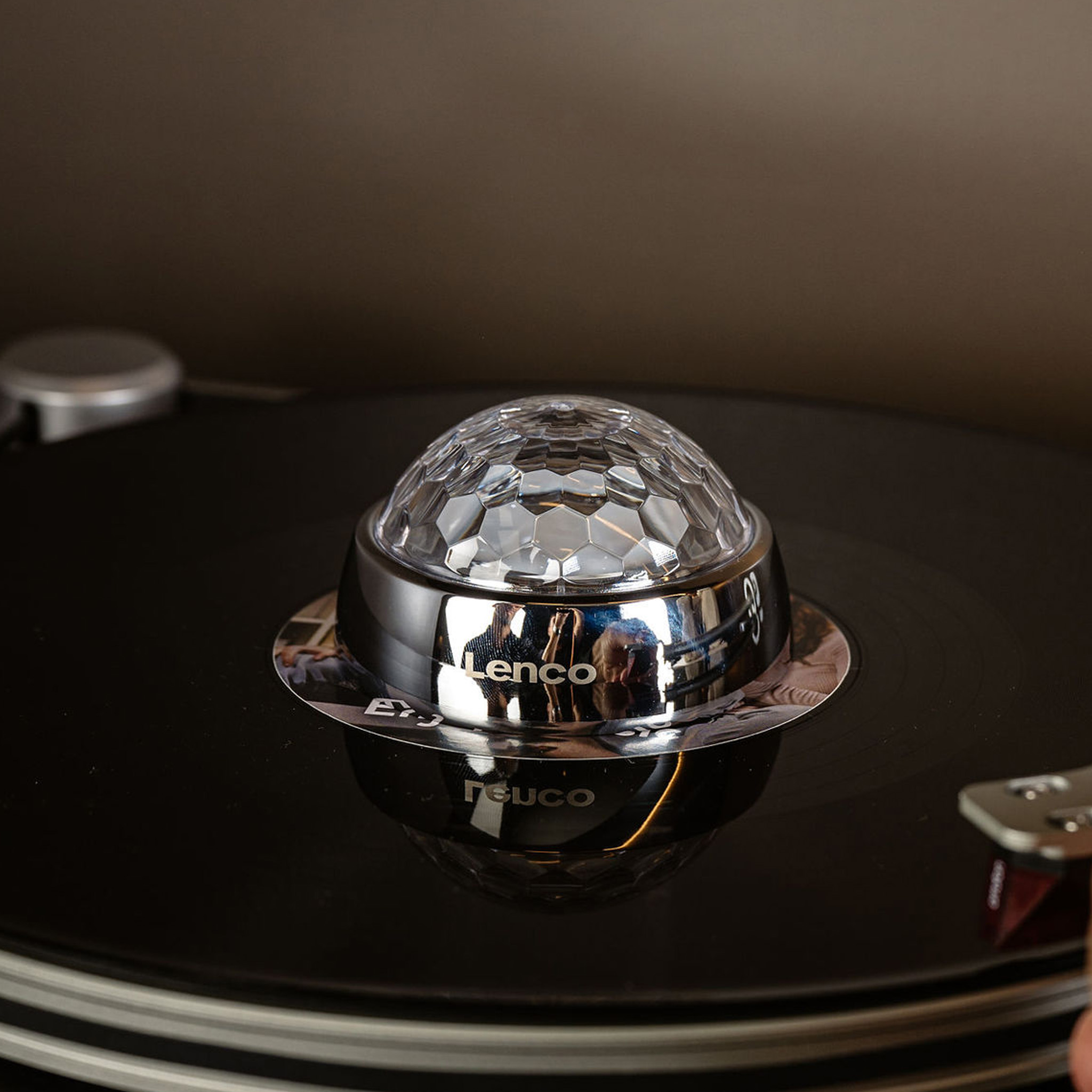 Een discobal op een platenspeler.