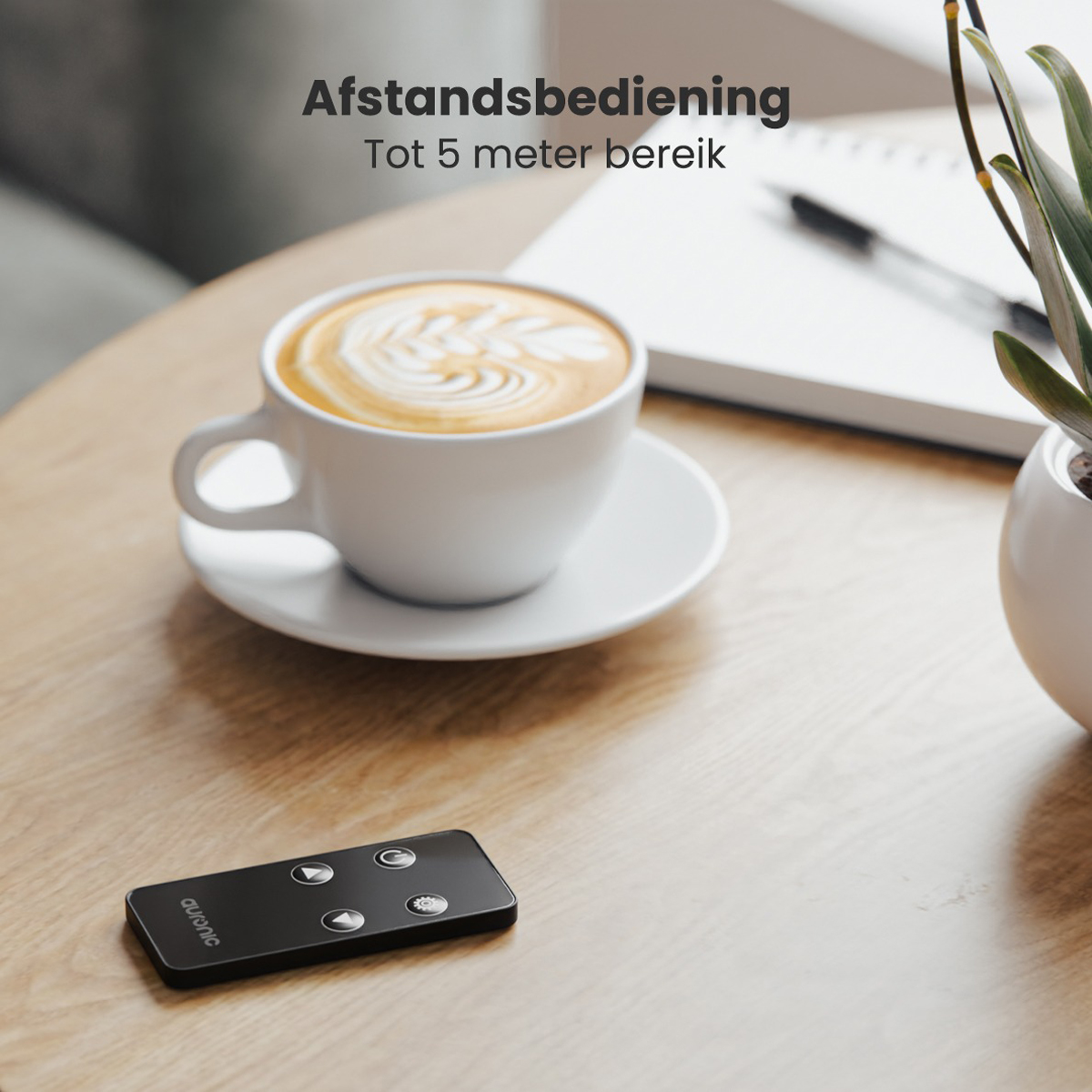Tasse de café sur la table avec une télécommande. Texte : 'Télécommande'.