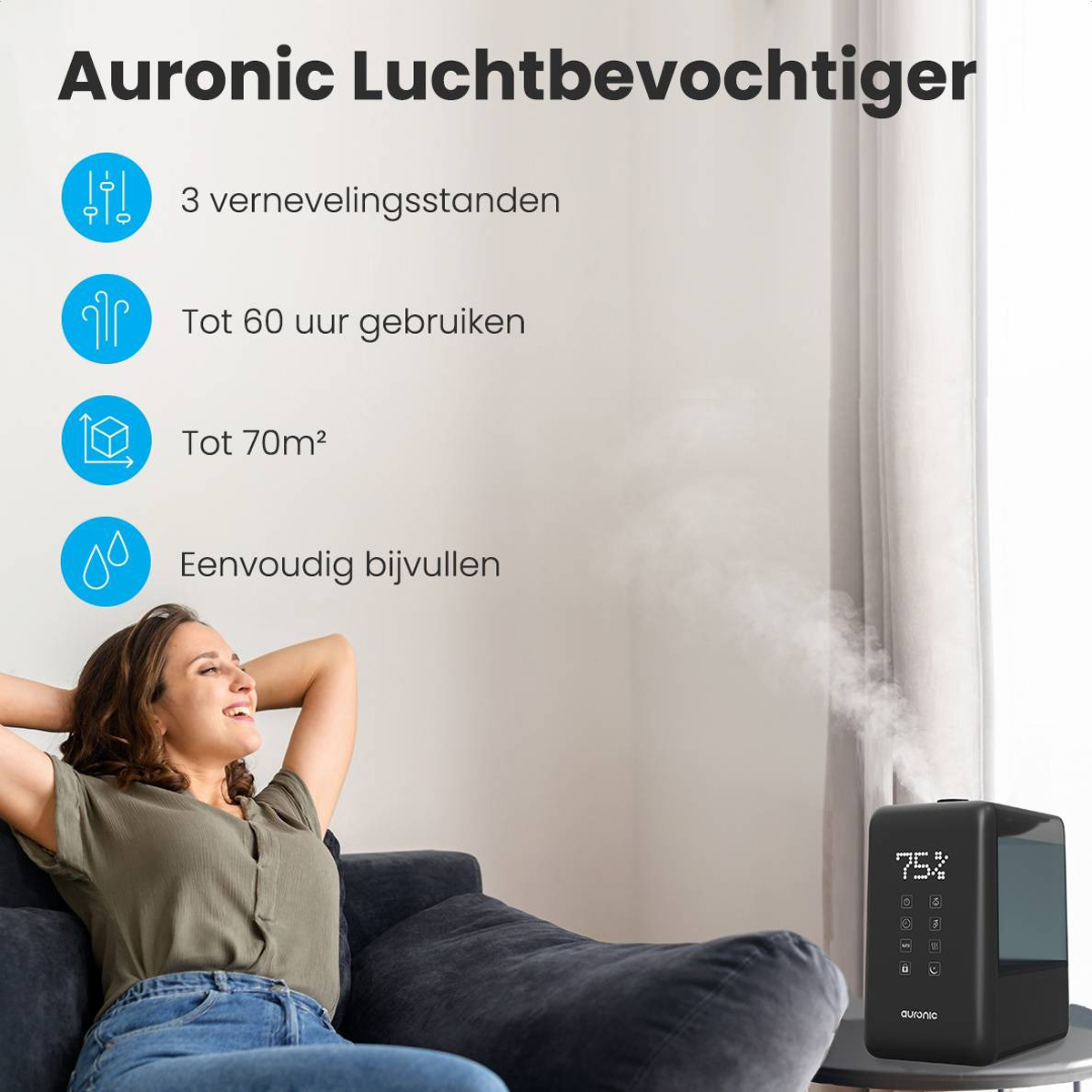 Eine Frau auf einem Sofa lächelt einen Luftbefeuchter an. Der Luftbefeuchter hat ein Display mit 75%. Text.