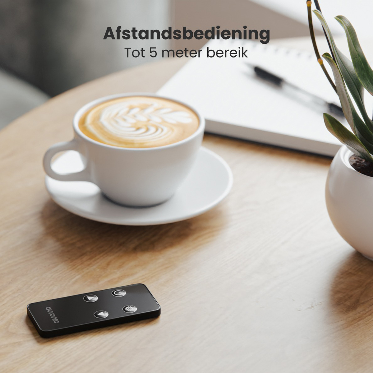 Een koffiekopje op een tafel, een afstandsbediening en een kleine plant in een pot. Tekst.