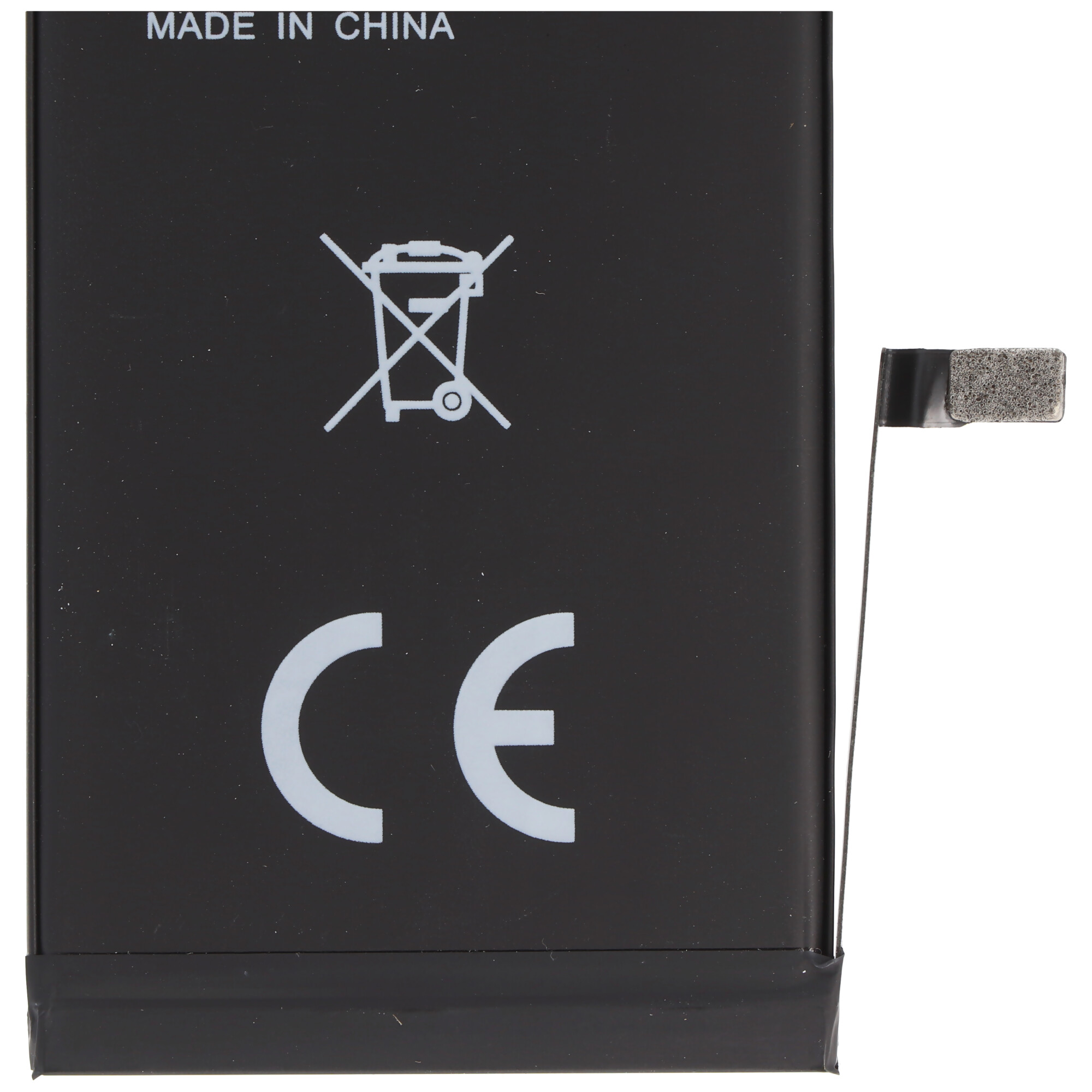 Zwarte batterij met CE-symbool. Tekst 'Made in China'. Doorgekruist prullenbaksymbool.