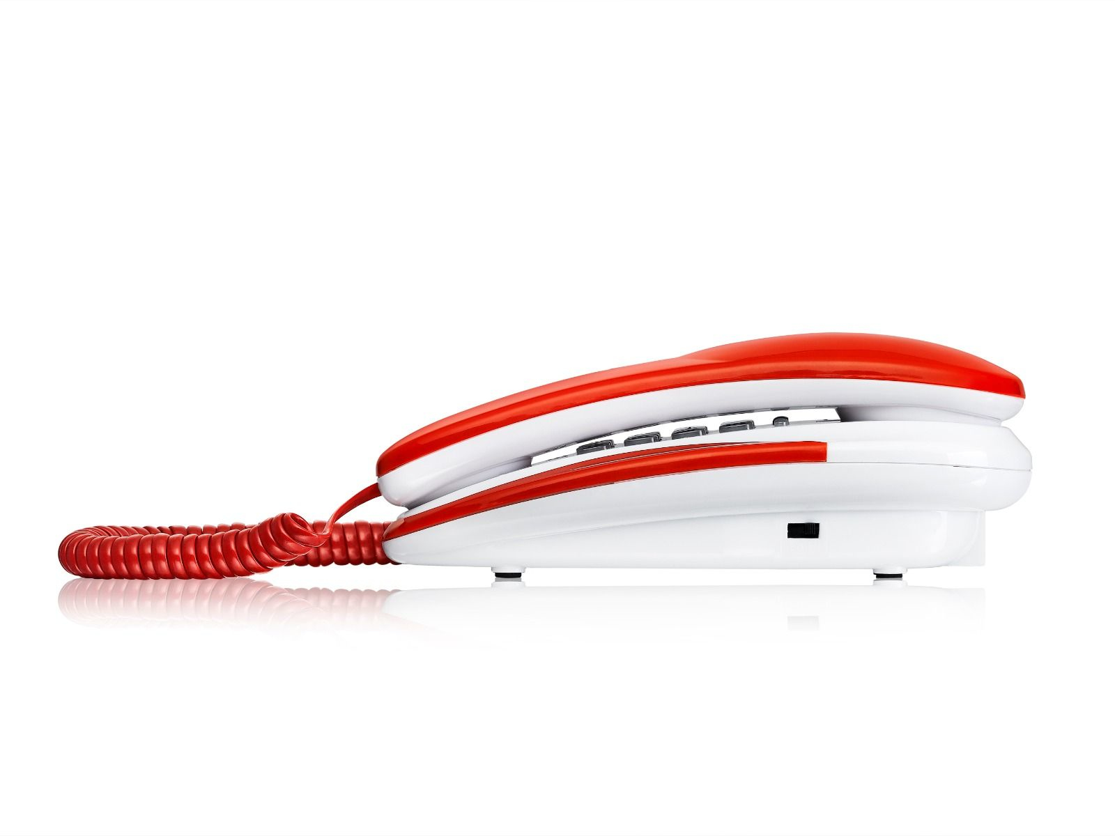 Telefono rosso e bianco con cavo a spirale rosso, vista laterale.