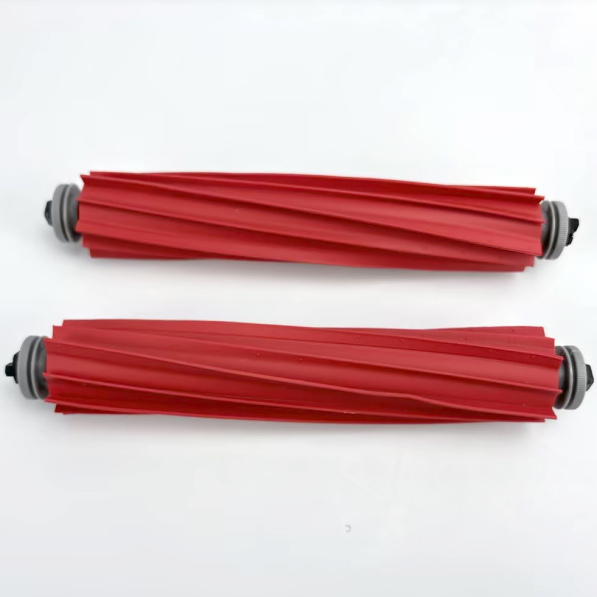 Dwie czerwone szczotki do odkurzacza z szarymi końcami. Izolowane na białym tle.