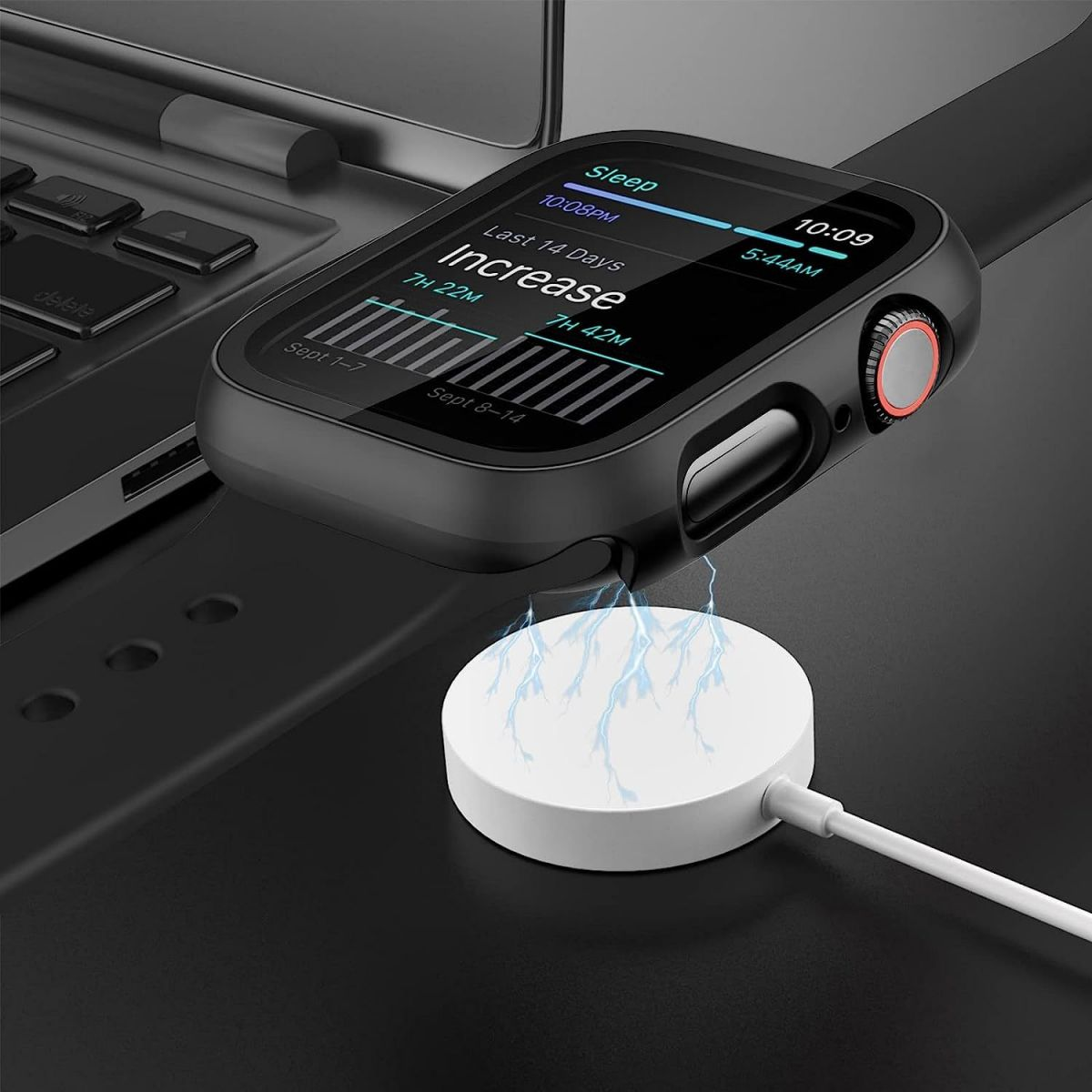 Eine schwarze Smartwatch auf schwarzem Untergrund mit weißem Ladepad und Kabel.