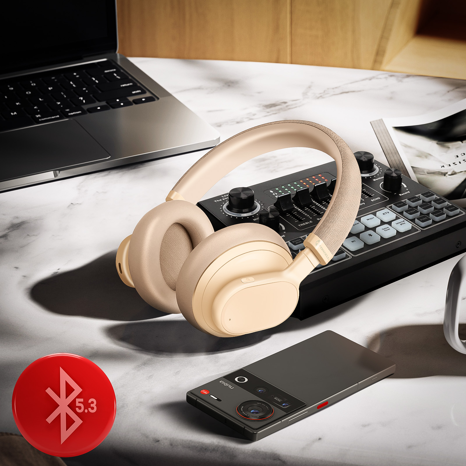 Kopfhörer und ein Mixer liegen auf einem Schreibtisch. Ein Telefon mit rotem Bluetooth-Symbol ist vorhanden.