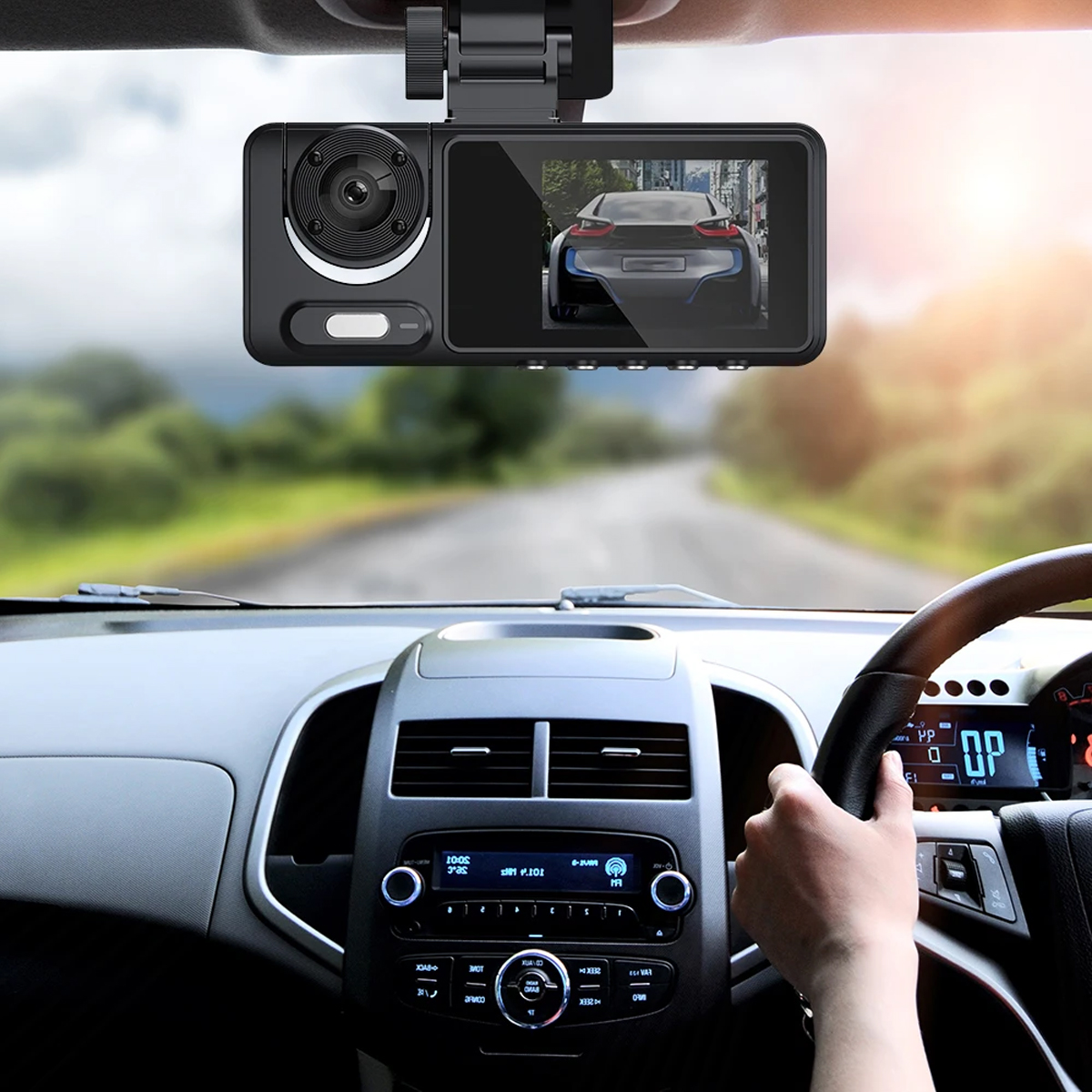 Autoinnenansicht mit montierter Dashcam, die die Straße und ein Display zeigt.