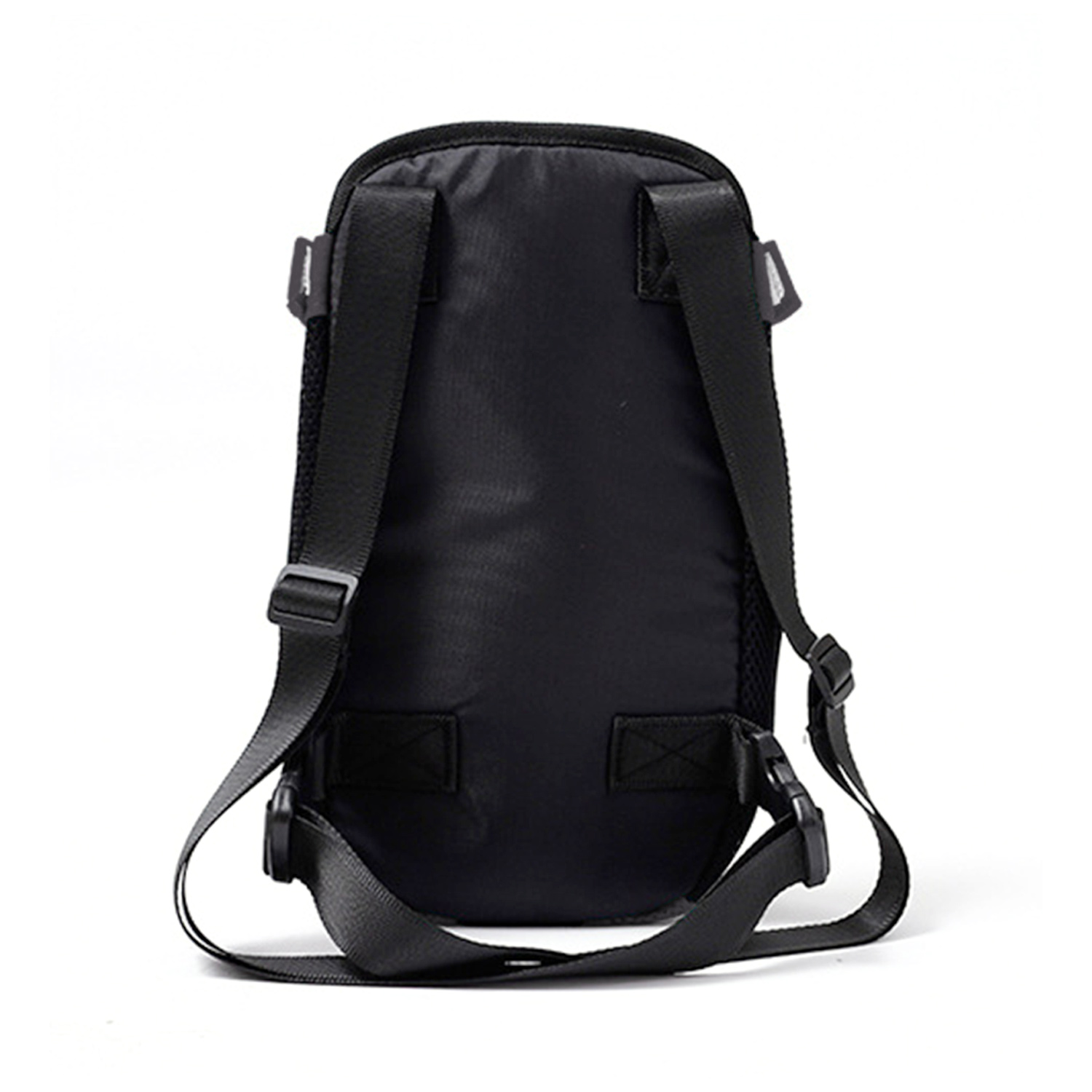 Ein schwarzer Rucksack mit schwarzen Trägern auf weißem Hintergrund.
