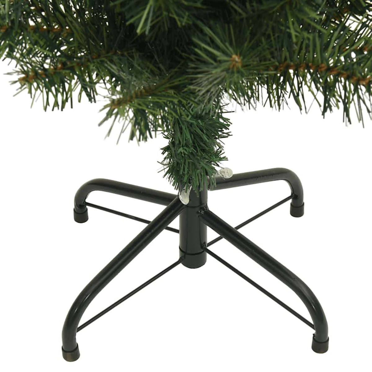 Nahaufnahme eines grünen künstlichen Weihnachtsbaumfußes. Der Fuß ist aus schwarzem Metall mit vier Beinen. Die Nadeln sind dunkelgrün.