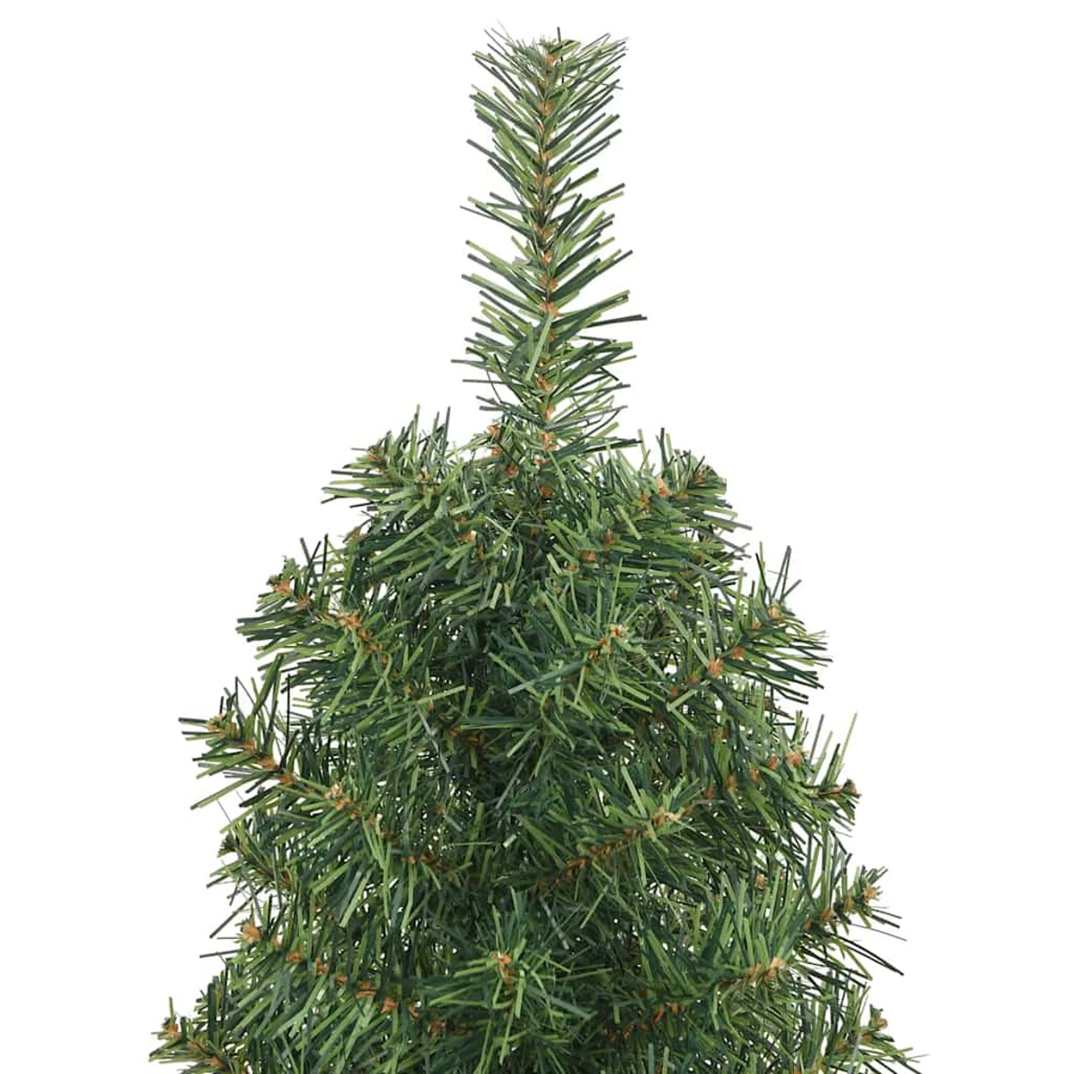 Nahaufnahme eines grünen künstlichen Weihnachtsbaums vor weißem Hintergrund. Der Baum hat nadelartige Blätter und kleine braune Akzente.
