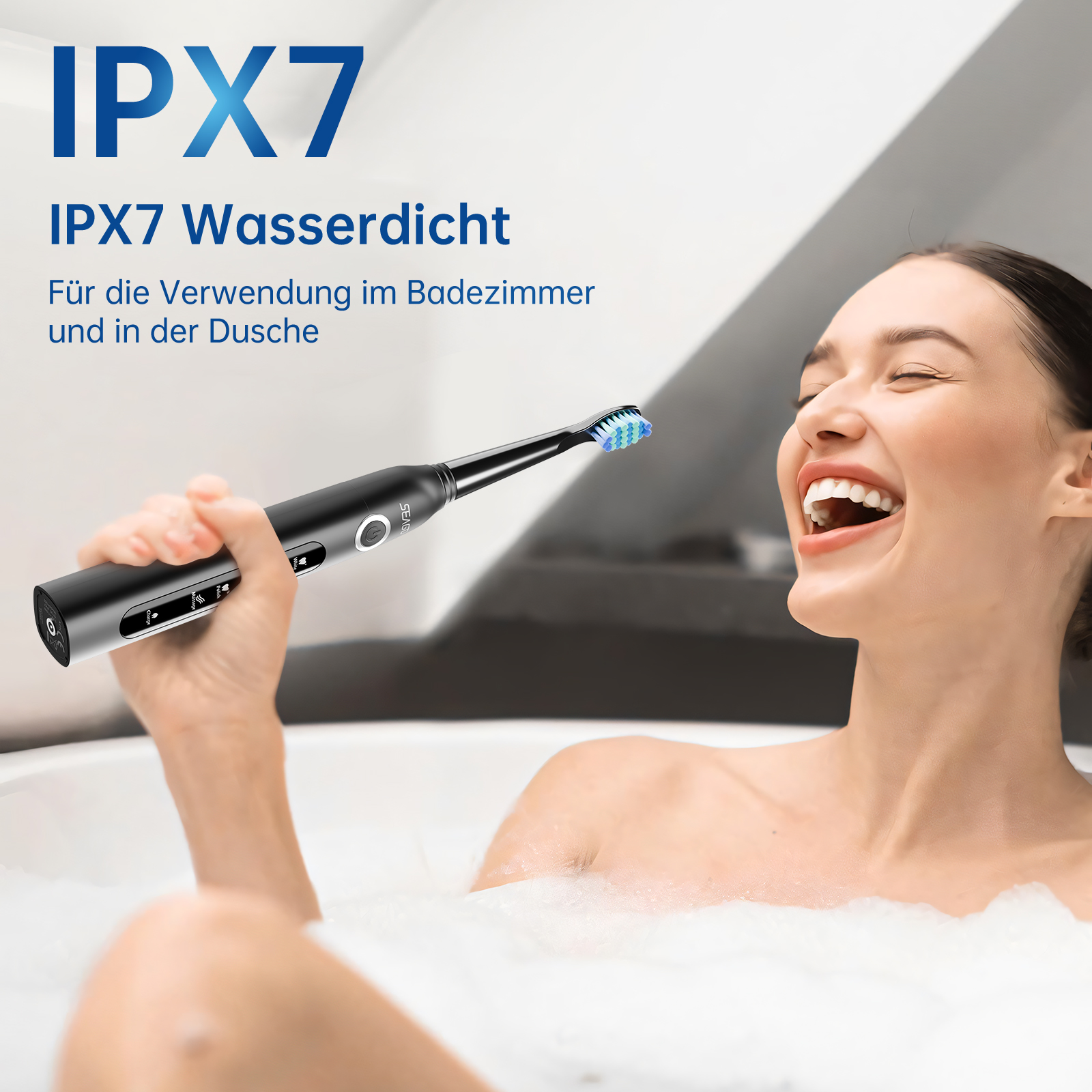 Eine Frau in der Badewanne benutzt eine schwarze elektrische Zahnbürste. Text sagt, es ist wasserdicht IPX7.