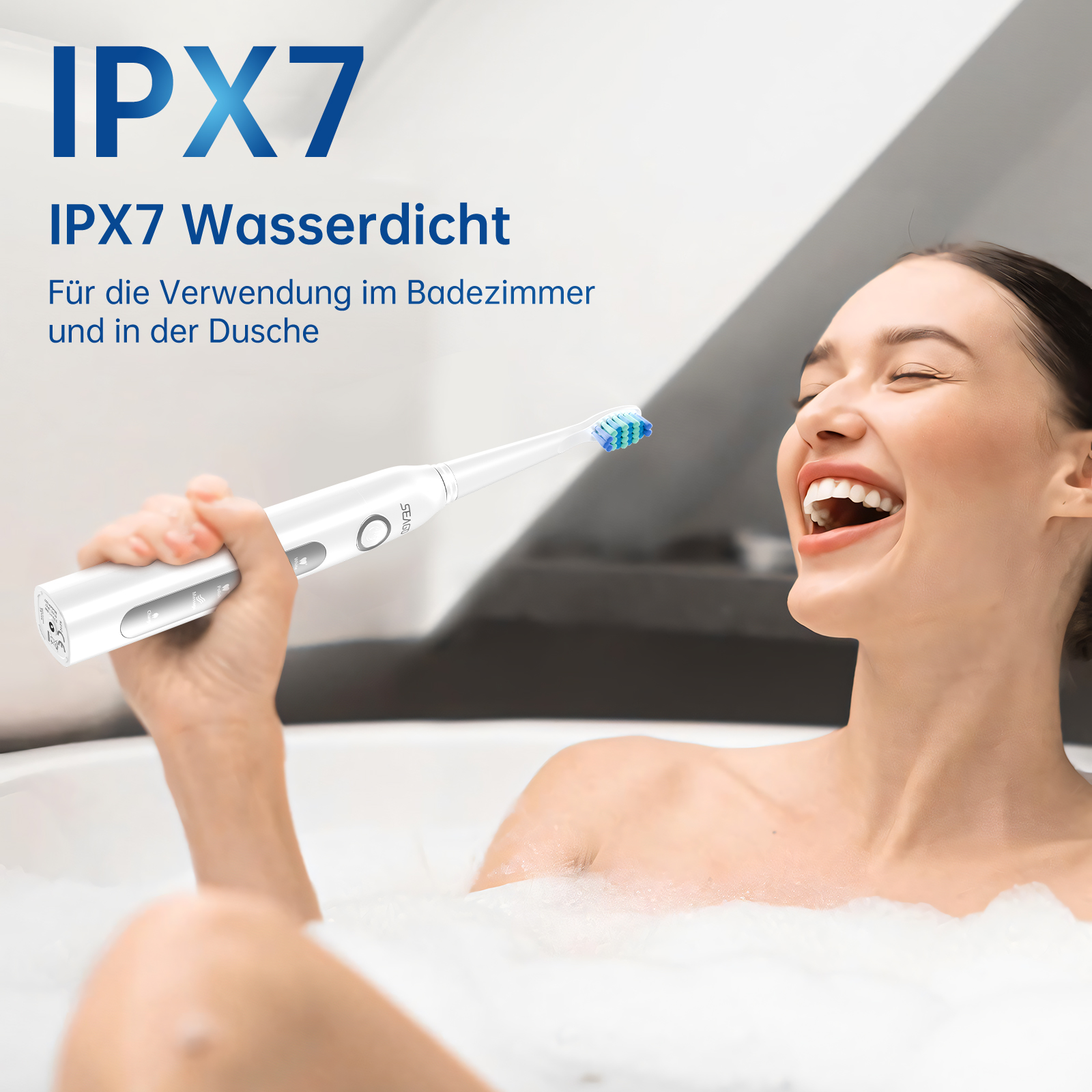 Frau in Badewanne mit Zahnbürste. Text: IPX7 wasserdicht.
