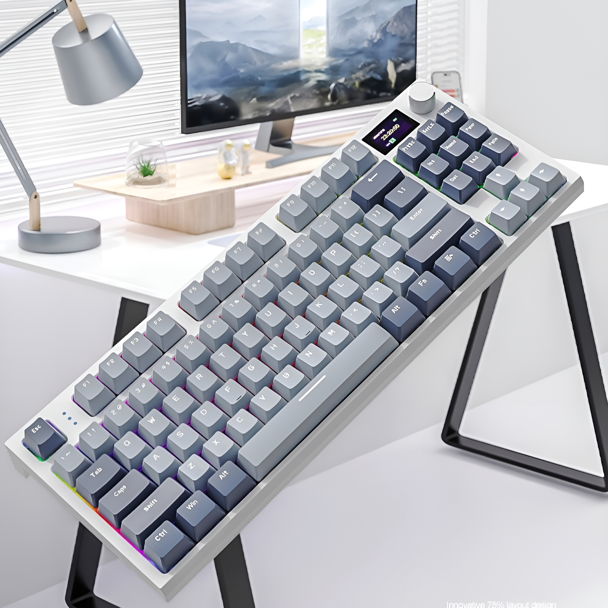 Eine weiße Tastatur mit grauen Tasten. Die Tastatur steht auf einem weißen Schreibtisch mit einer silbernen Lampe.