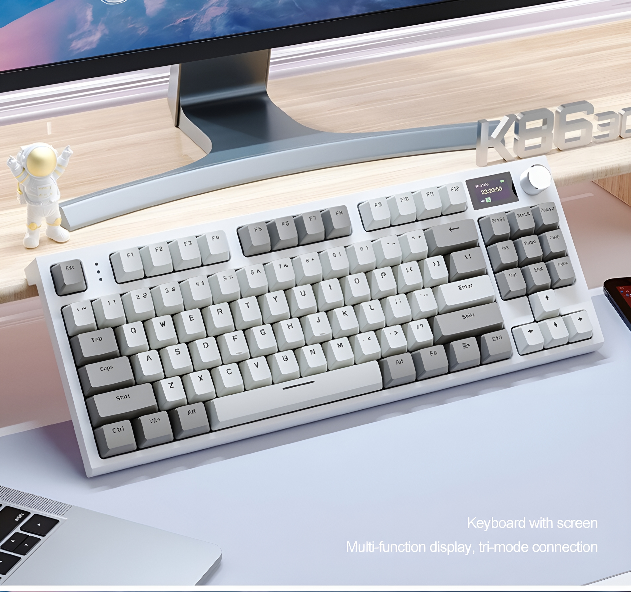 Weiße Tastatur mit Tasten und Display. Daneben ein kleiner Astronaut.