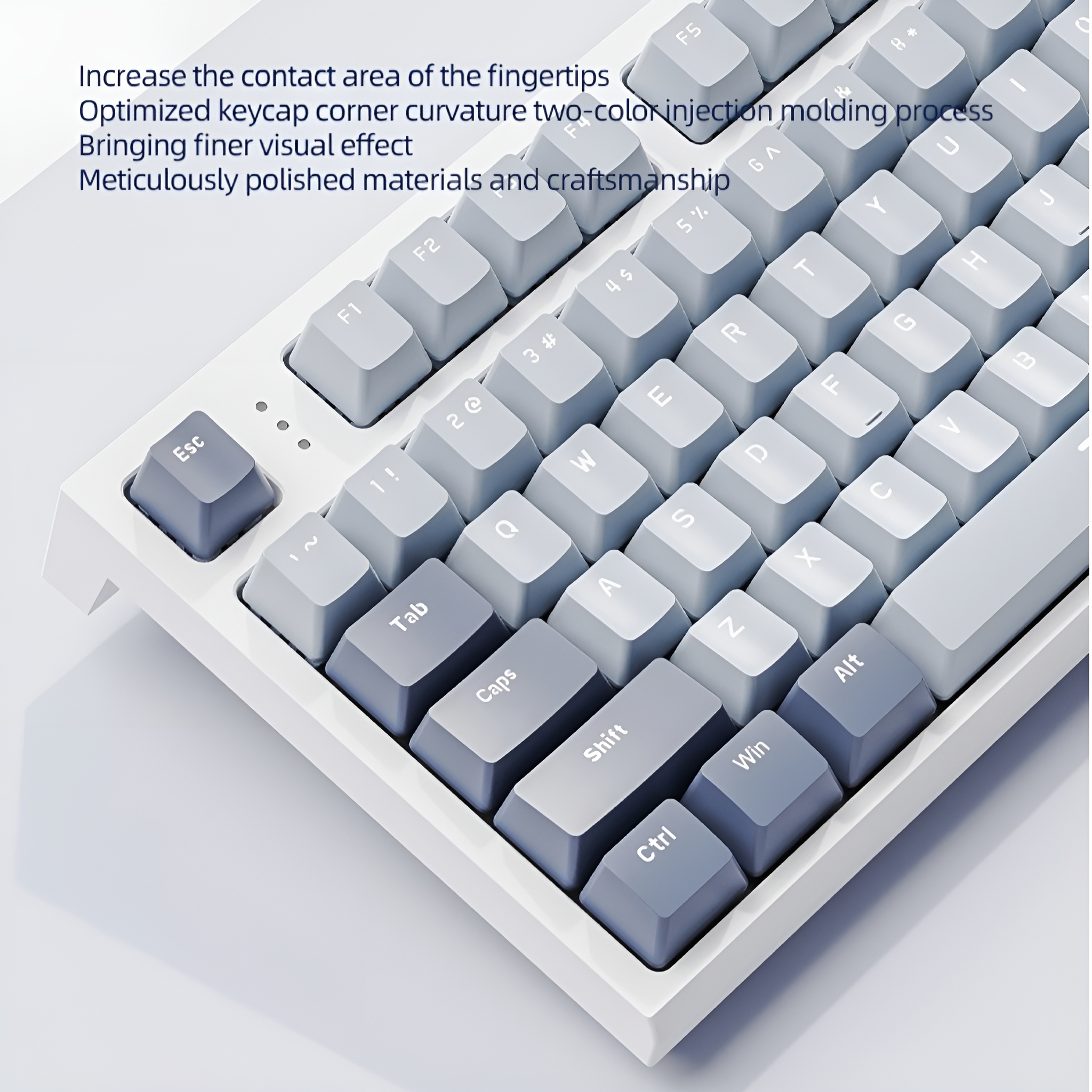 Eine weiße Tastatur mit hellblauen und grauen Tasten. Das Layout ist Standard.